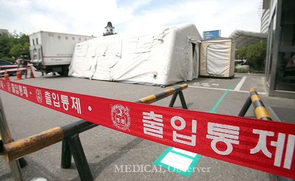 중동호흡기증후군(메르스) 확진 환자가 18명으로 늘어난 가운데 1일 서울대병원 응급실 앞에 감염자 격리센터가 설치되어 있다.