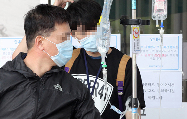 중동호흡기증후군(메르스) 확산우려가 커지는 가운데 1일 서울대병원에 설치된 감염자 격리센터 앞으로 마스크를 착용한 일반 환자들이 지나고 있다.