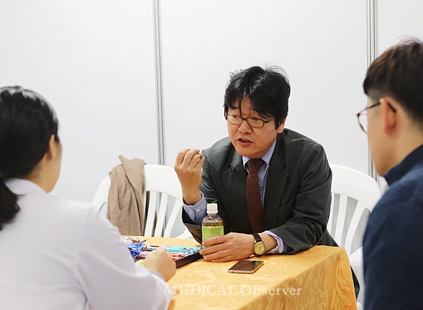 조선일보 김철중 의학전문기자가 학생들에게 상담해주고 있다.