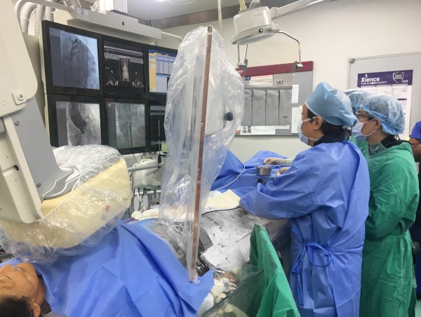 유철웅 교수팀이 대동맥판막협착증 환자에게 국소마취하에서 TAVI를 시행하고 있다.