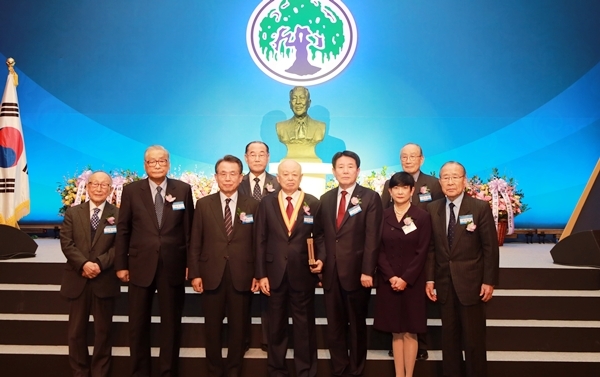 유한양행은 15일 제13회 유일한상 시상식을 열고 서울대 이현재 명예교수를 수상자로 선정했다.