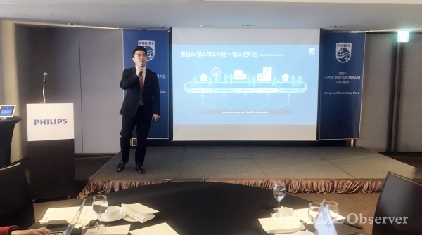 필립스 수면 및 호흡기케어사업부 줄리안 조 제네럴 매니저는 23일 더플라자에서 열린 기자간담회에서 제품을 소개하며, 필립스 양압기 렌탈 시장 확대를 강조했다.