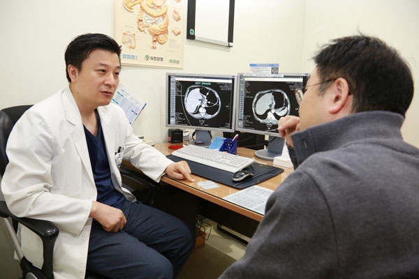 중앙대학교병원 위장관외과 김종원 교수가 위암 환자와 함께 진료 상담을 하고 있다.