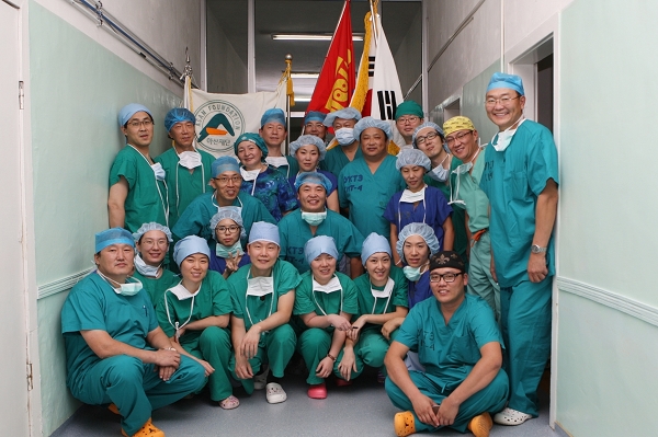 서울아산병원 간이식팀과 몽골 의료진의 기념 사진