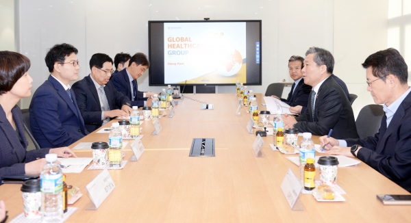 대웅제약은 25일 산업통상자원부 성윤모 장관이 오송 스마트공장을 방문했다고 밝혔다.