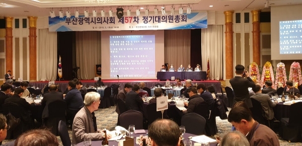 부산광역시의사회는 13일 제57차 정기대의원회총회를 개최하고, 회장 선거 직선제 전환을 위한 회칙 개정안을 상정했지만, 부결됐다.