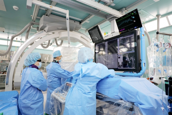 하이브리드수술실에서는 진단/시술/수술이 동시에 이뤄진다.