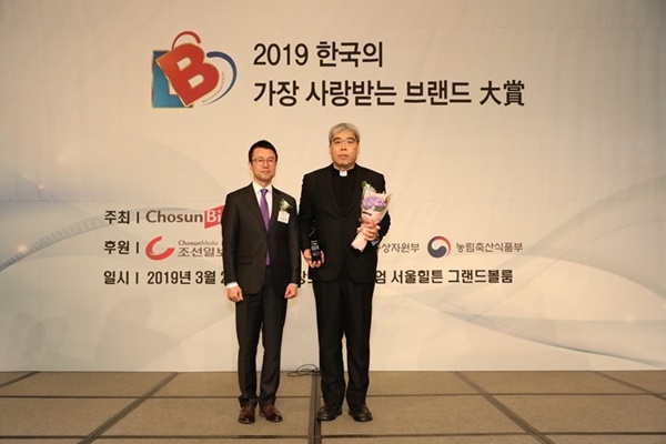 가톨릭대 인천성모병원 홍승모 몬시뇰 병원장(오른쪽)이 ‘2019 한국의 가장 사랑받는 브랜드 대상’을 수상하고 기념사진을 촬영하고 있다.