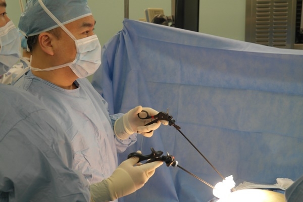 가톨릭대 여의도성모병원 김성근 교수(위장관외과)가 비만대사수술을 실시하고 있다.