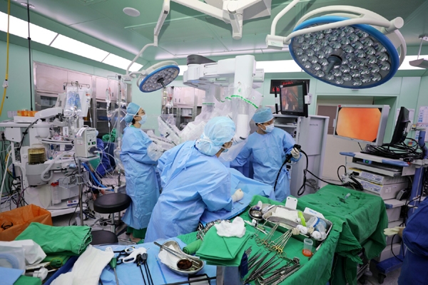동탄성심병원에서 다빈치Xi 단일공수술 장비를 이용해 초저위 전방절제술 및 항문 수기 문합술을 하고 있다.