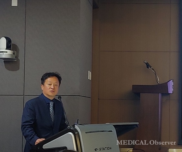 27일 열린 심포지엄에서 서울대병원 공공보건의료사업단 권용진 단장이 재택의료의 중요성에 대해 발표하고 있다.