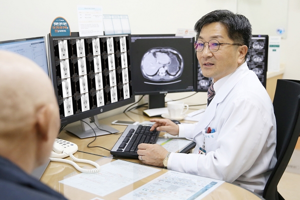 류백렬 서울아산병원 종양내과 교수가 국소 진행성 췌장암 환자를 진료하고 있다