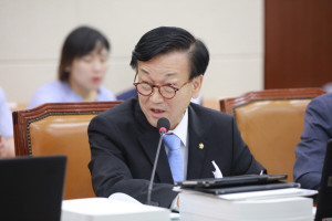 윤일규 의원은 지방 의대 및 한의대 등이 입학정원의 30%를 의무적으로 그 지역 출신 고등학교 졸업자로 선발하는 지방대학 및 지역균형인재 육성법 개정안을 발의했다.