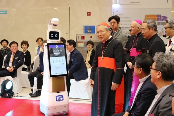 가톨릭대 은평성모병원은 10일 열린 개원 기념식에서 인공지능 의료지원 로봇을 공개했다.