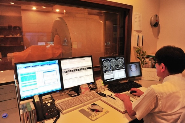 가톨릭대 서울성모병원 평생건강증진센터에서 MRI 검사를 진행하고 있다.