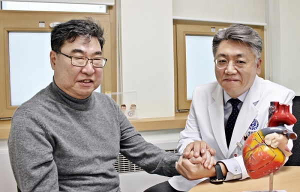 베체트병 심장이식을 받은 이승영 씨(사진 왼쪽)와 연세대학교 세브란스병원 심장혈관외과 윤영남 교수.