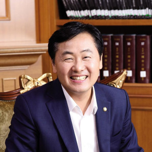 국회 바른미래당 김관영 의원은 피고용인의 건강보험 가입 고의 누락한 비위 기업인들의 인적사항을 공개하는 국민건강보험법 개정안을 발의했다.