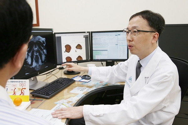 서울아산병원 전립선센터가 경직장 전립선 초음파 영상과 전립선 자기공명영상(MRI)을 실시간으로 융합하는'아르테미스(Artemis)'를 최근 도입했다고 밝혔다.