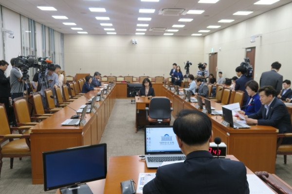 국회 보건복지위원회가 3개월만에 문을 열었지만, 자유한국당 위원들의 불참으로 반쪽짜리 전체회의가 됐다.