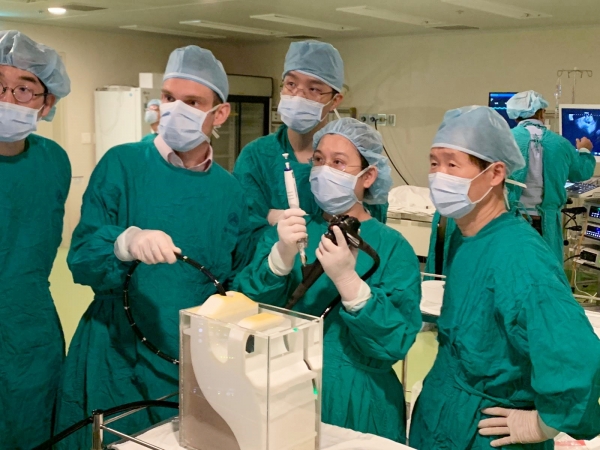 서울아산병원 서동완 교수(소화기내과)가 모형을 이용한 실습으로 해외의료진들을 교육하는 모습