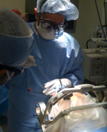 레이저 열치료 수술장비로 뇌전증 수술을 하고 있는 모습<br>