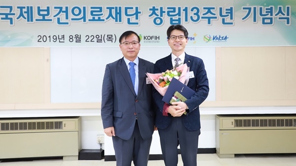 가톨릭대 서울성모병원 민창기 진료부원장(혈액내과 교수)이 22일 한국국제보건의료재단 대회의실에서 개최한 '창립 13주년 기념식, 보건의료 유공자 포상'에서 보건복지부장관상을 수상했다.