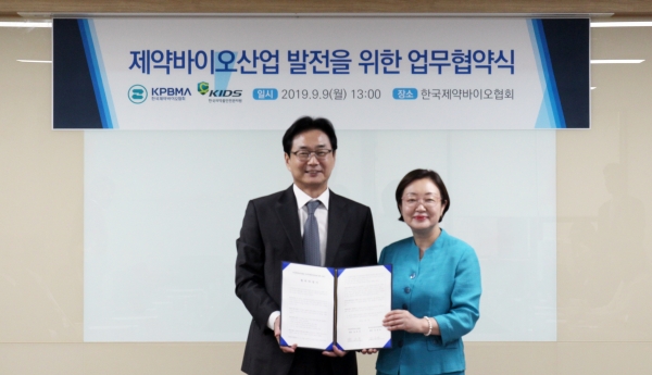 한국제약바이오협회는 한국의약품안전관리원과 의약품 안전관리와 신약개발 협력을 위한 MOU를 체결했다고 9일 밝혔다.