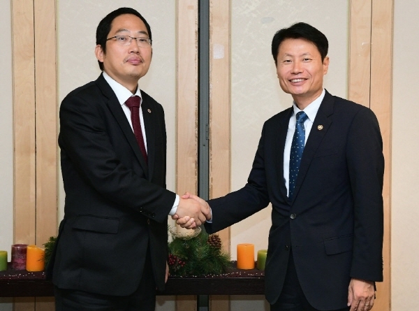 보건복지부 김강립 차관과 대한의사협회 최대집 회장은 11일 달개비에서 의정협의 재개를 위한 의정 간담회를 가졌다.