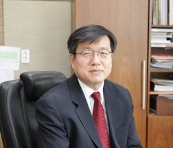 고대 송진원 교수는 지난 2일 국제 한타바이러스학회 회장으로 취임했다.