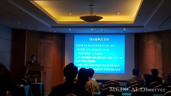 원주세브란스기독병원 김장영 교수(심장내과)는 28일 서울 그랜드힐튼호텔에서 열린 '심장대사증후군학회 추계학술대회'에서 'Metabolic Syndrome in Korea'를 주제로 발표했다.