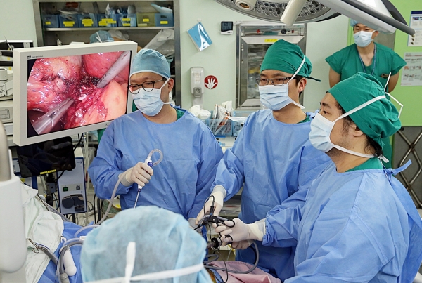 서울아산병원 김기훈 교수(오른쪽 첫 번째)가 간암 환자에게 복강경 간 절제술을 시행하고 있다.