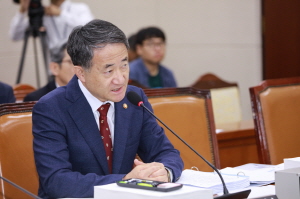 박능후 장관은 국정감사에서 의대 정원을 늘려야 한다고 의견을 나타냈다.