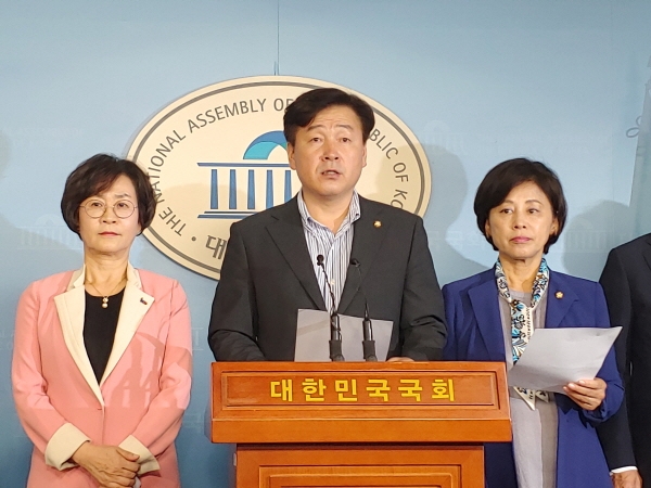 더불어민주당 보건복지위원회 위원들은 자유한국당 김승희 의원의 공식 사과와 상임위 위원 사퇴를 촉구했다.