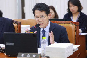정의당 윤소하 의원은 국내 의약품 정책에 대한 총괄적인 자문을 하고 있는 중앙약사심의위원회가 주먹구구식으로 운영되고 있다고 지적했다.