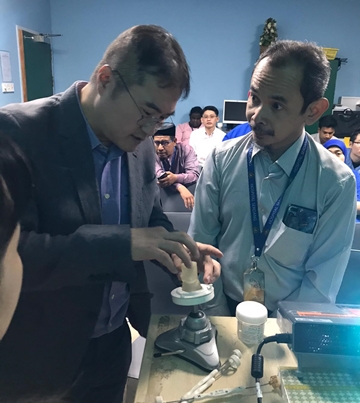 원주세브란스기독병원 홍순창 흉부외과 교수가 말레이시아 의료진에게 심장판막수술을 교육하고 있는 모습.