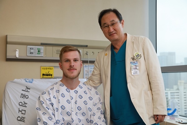 서울성모병원 흉부외과 박형주 교수(오른쪽)가 스웨덴인 크리스토퍼 브랜들 씨와 기념 촬영을 했다.