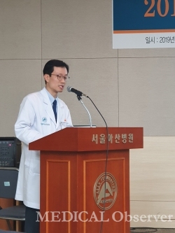 서울아산병원 이세원 교수(호흡기내과)는 25일 서울아산병원 마이크로바이옴 심포지엄에서 폐-장 축(lung-brain axis)에 대해 발표하고 있다.