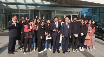 국민건강보험공단을 방문한 중원대학교 학생 60여명과 김용익 이사장의 단체사진.