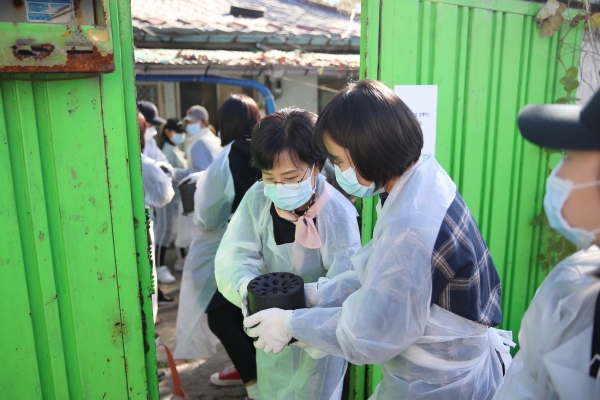 서울아산병원 의료진 및 임직원들이 연탄을 전달하고 있다