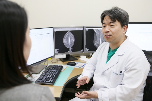 서울아산병원 고범석 교수(유방외과)가 유방암 환자에게 유두 보존 유방전절제술에 대해 설명하고 있다.