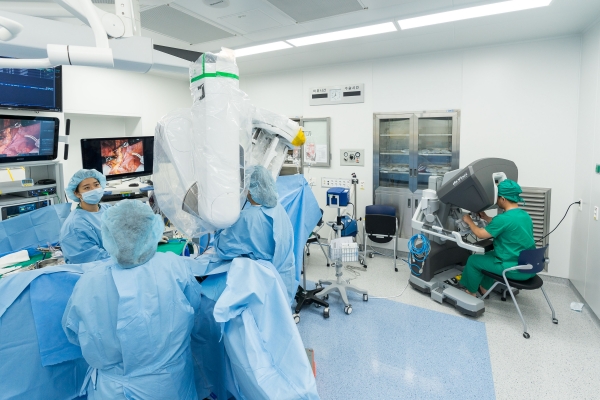 이대서울병원은 이정훈 교수(산부인과)가 단일공 복강경 수술과 로봇수술의 장점을 결합한 '하이브리드 단일공 로봇수술'을 개발했다고 21일 밝혔다.