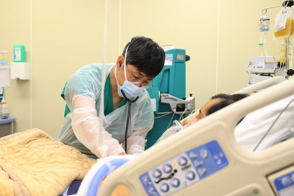 서울아산병원 송기원 교수(간이식간담도외과)가 중환자실에 입원해 있는 급성간부전 환자를 진찰하고 있다. 출처: 서울아산병원