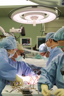 서울아산병원 정철현 심장병원장(왼쪽 두번째)이 심부전 환자에게 심실보조장치 삽입술을 하고 있다. 출처: 서울아산병원