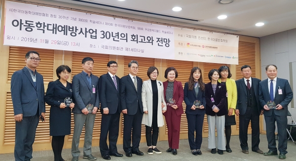 한국로슈진단은 최근 열린 한국아동학대예방협회 학술세미나에서 '아동보호대상'을 수상했다고 2일 밝혔다.