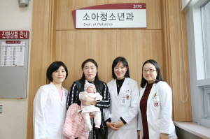 왼쪽부터 신생아중환자실 김승남 수간호사, 로희어머니, 소아청소년과 허주선 교수, 소아청소년과 이은희 교수.
