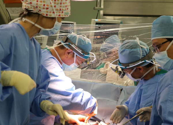 서울아산병원 흉부외과 김동관 교수(왼쪽에서 두 번째)가 폐암 수술을 집도하고 있다.