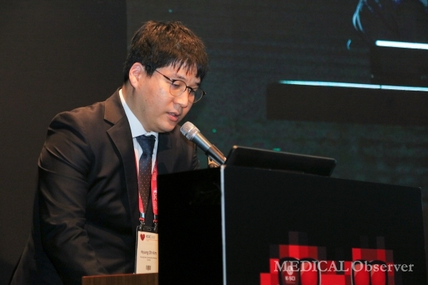 Professor Kim Hyoung-woo from Kyung Hee University Medical Center presents at the 16th Korean Society of Interventional Cardiology’s winter conference held at the Shilla Seoul Friday.<br>Photo by Kim Min-soo for the Medical Observer