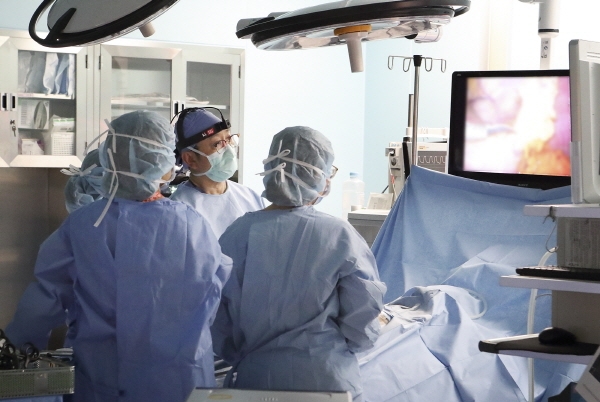 삼성서울병원 수술실에서 의료진이 5G 싱크캠을 장착하고 수술 교육을 진행하고 있다.