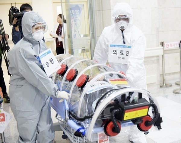 충북대병원이 신종 감염병 대응 모의훈련을 하는 장면. 기사내용과 관계 없음.