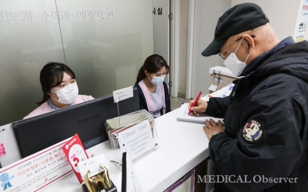 30일 서울 중구에 위치한 한 내과에서 원무과 직원들이 환자 접수를 받고 있다. 병원에 방문하는 환자를 비롯해 의료진들은 모두 마스크를 착용하고 근무중이다. ⓒ메디칼업저버 김민수기자